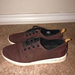 Maroon Tom’s sneakers
